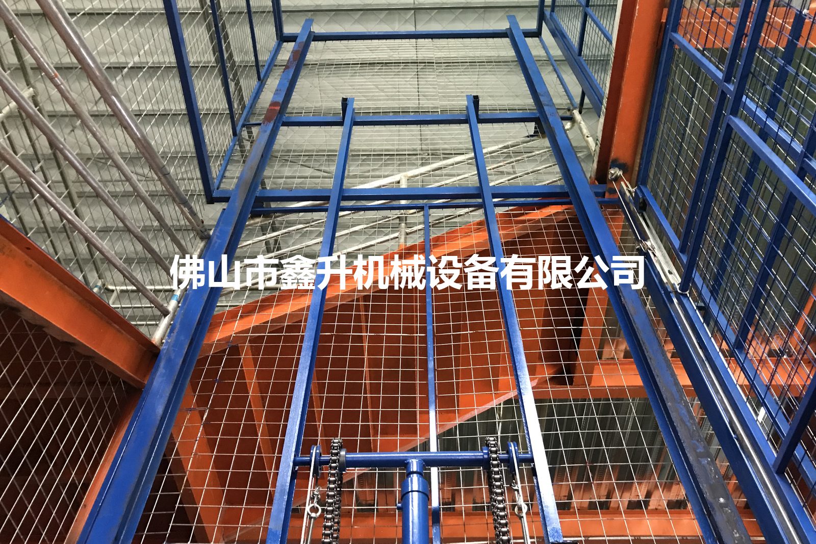 HRGL-H-30 四轨重载导轨货梯 3 吨 · 叉车直进
