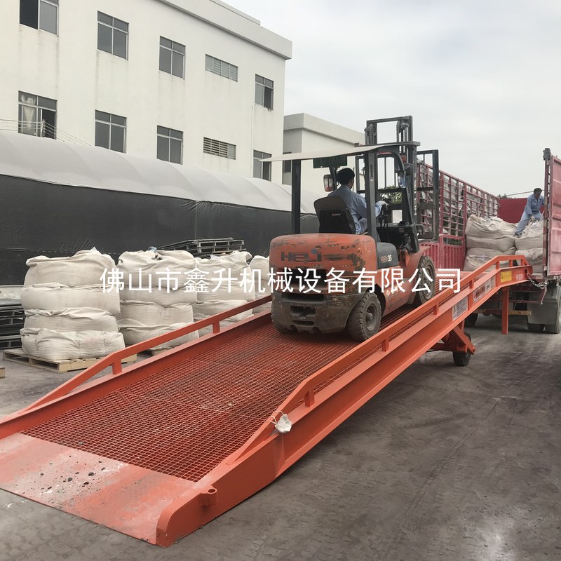 液压移动登车桥