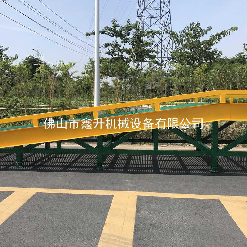 加强护栏与大工字钢主梁