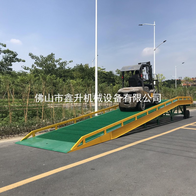 叉车驶近 HRVS 登车桥准备上坡