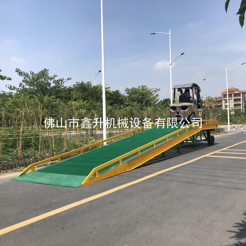 叉车与 HRVS 登车桥配合作业