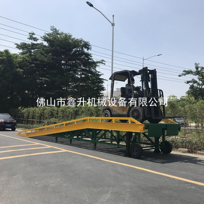 叉车正在爬上 HRVS 登车桥坡道