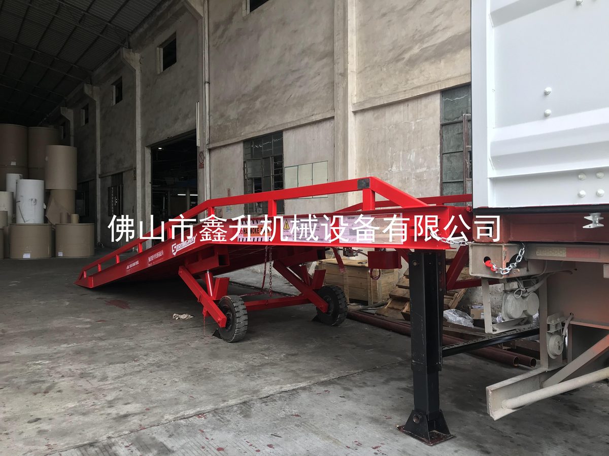 液压移动登车桥 现场应用实拍 03