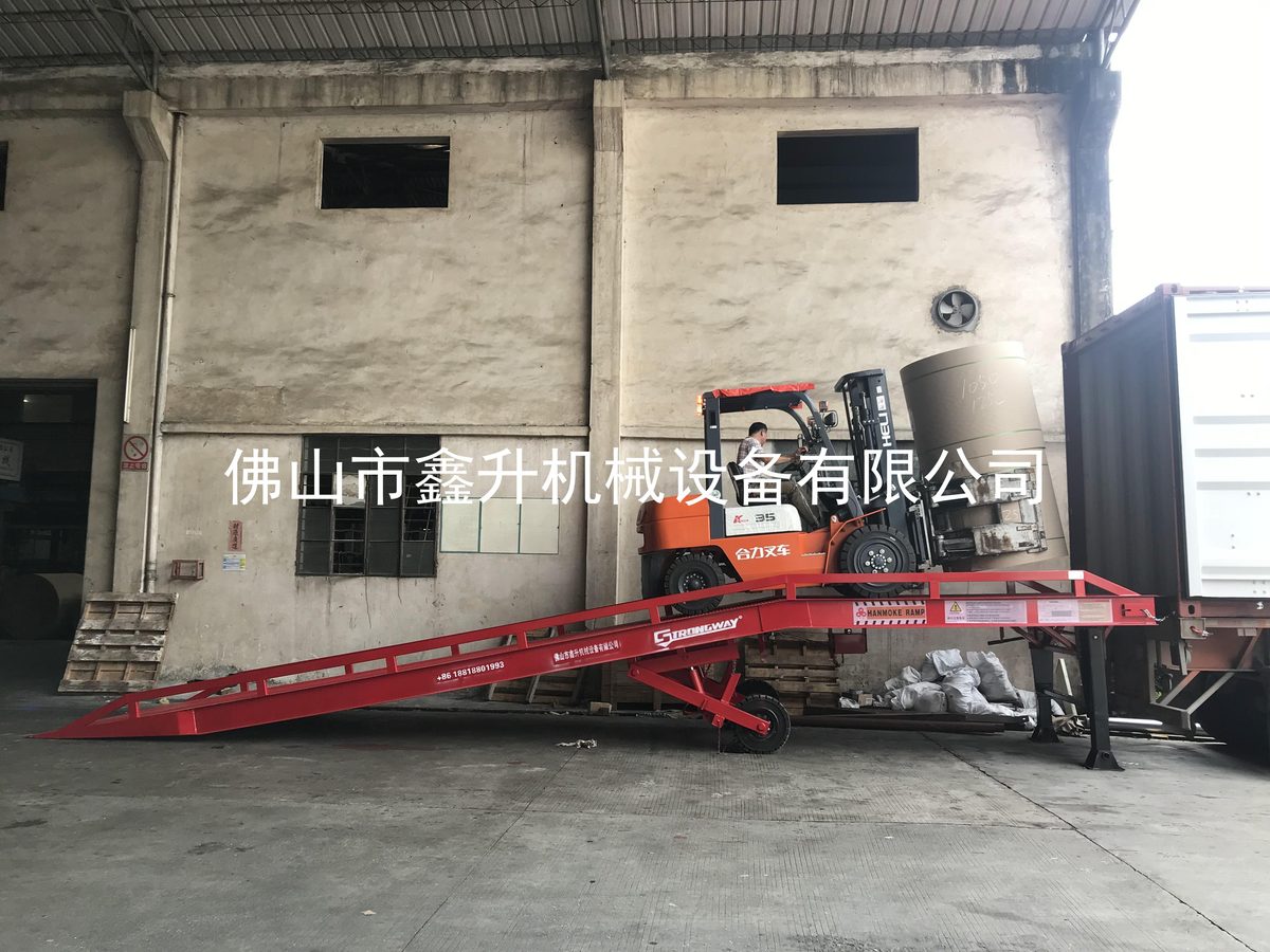 液压移动登车桥 现场应用实拍 05